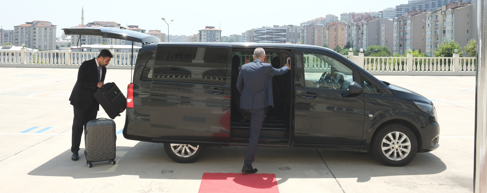 Lüks donanımlı araçlarımız ve profesyonel sürücülerimizle ayrıcalıklı bir VIP transfer deneyimi sağlıyoruz.